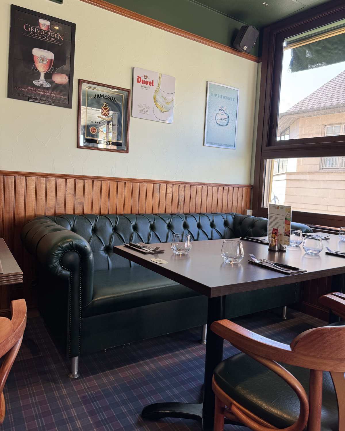 Le coin banquette, sous les fenêtres