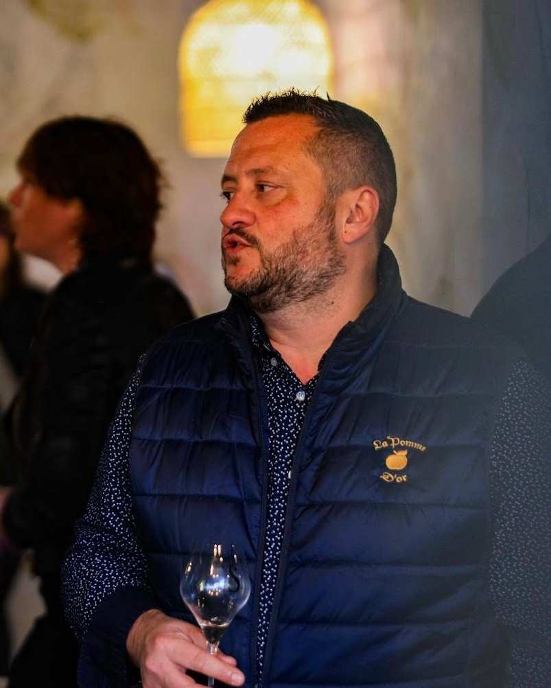David Mignani, gérant de La Pomme d’Or, au gilet de la maison