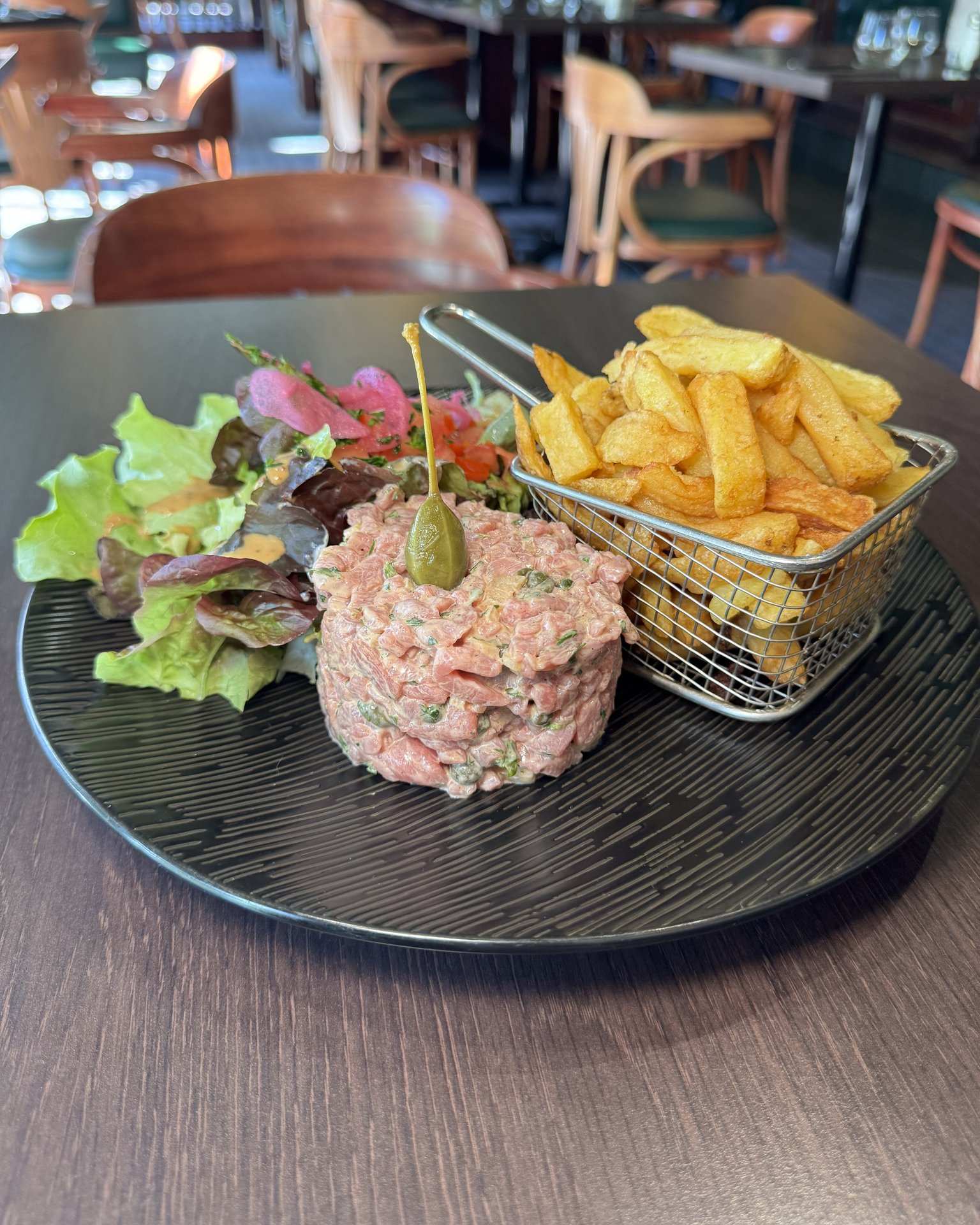 Le tartare classique façon bistrot, frites et salade